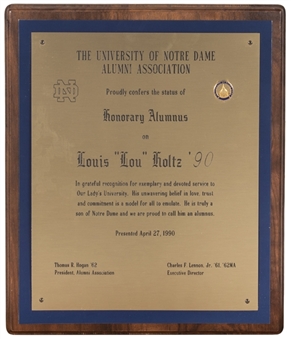 1990 The University of Notre Dame Alumni Association Plaque Naming Lou Holtz An Honorary Alumnus (Holtz LOA